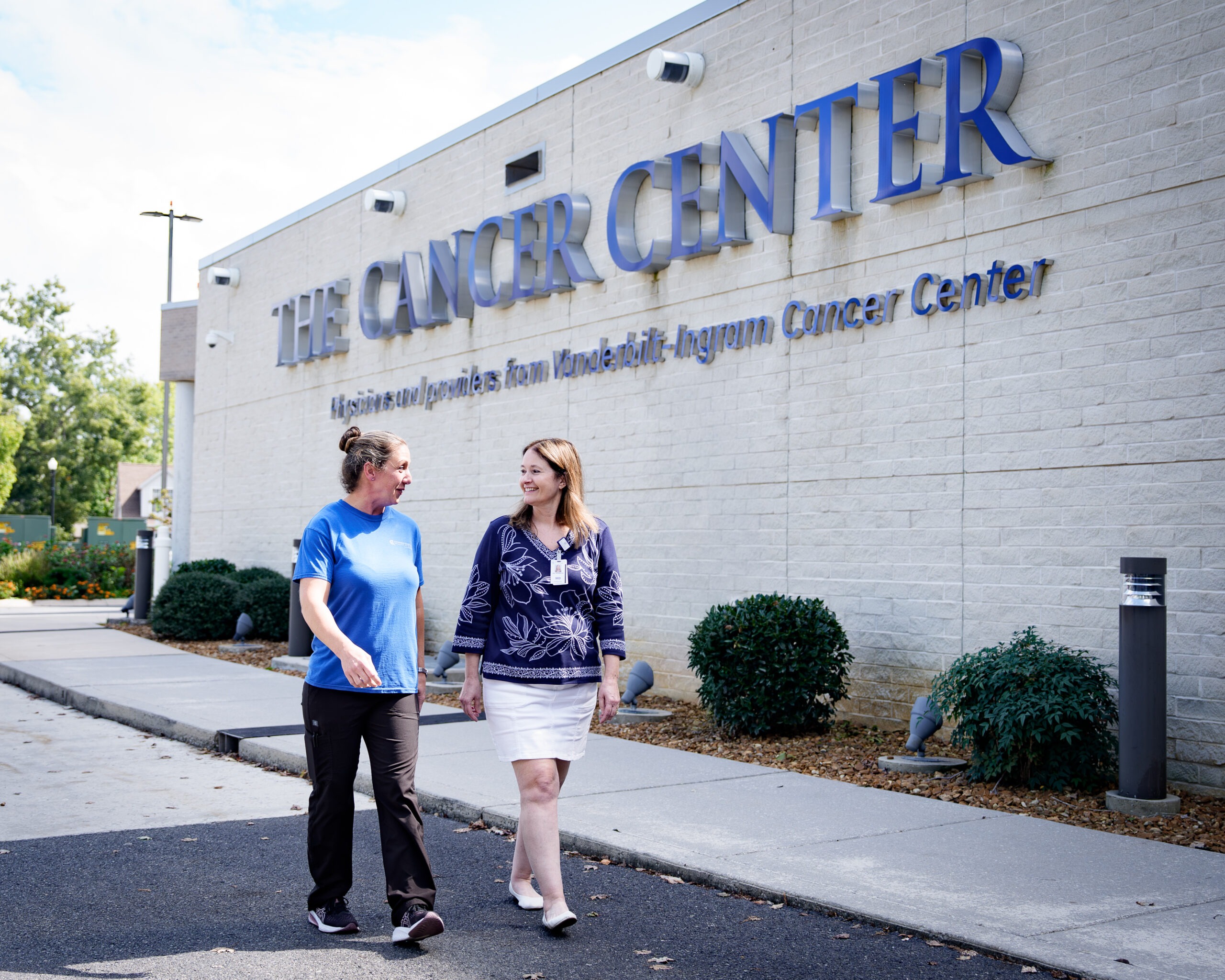 Dr Penny Heinrich talking with breast cancer patient, Shannon.